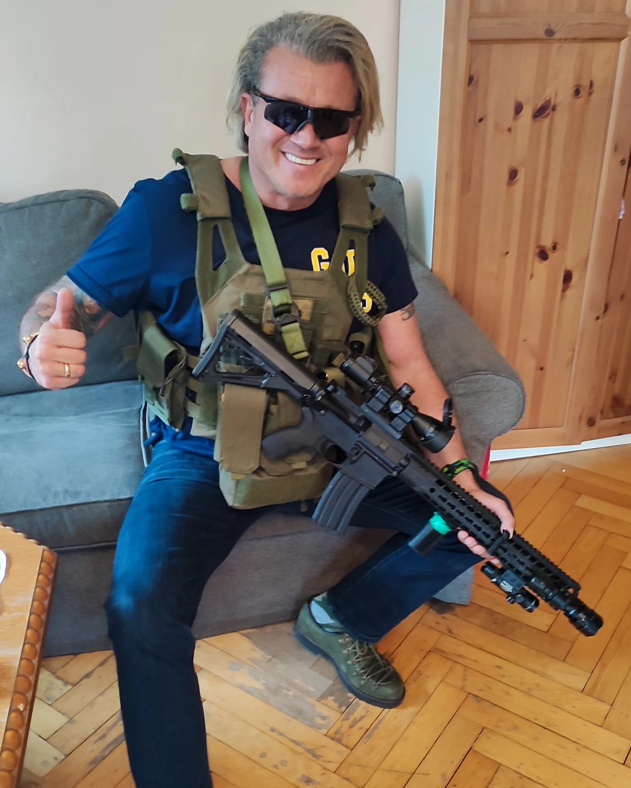 Jarosław Jakimowicz ma w domu składnicę broni Jarosław Jakimowicz ma w domu składnicę broni