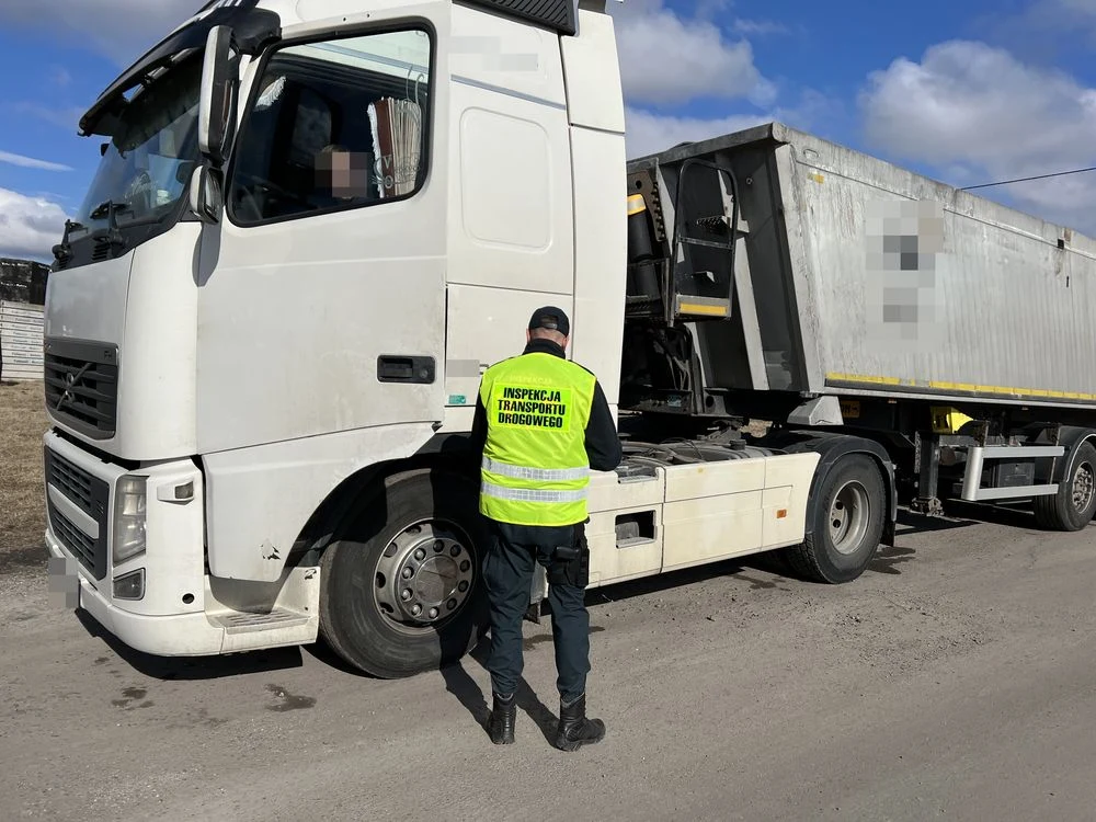 W zatrzymanym we Włostowie Volvo FH 500 brakowało na liczniku 169 260 km. Teraz sprawę wyjaśniają policjanci