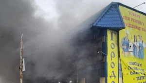 Płonący po rosyjskim ostrzale sklep z materiałami budowlanymi Gorodok w Lisiczańsku
