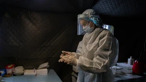 Eksperci ds. zdrowia obawiają się m.in. rozprzestrzeniania się wirusa SARS-CoV-2 i wirusa wywołującego chorobę Heinego-Medina