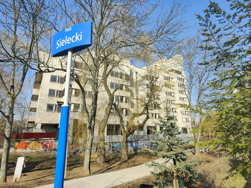 Rosyjski blok leży przy Parku Sieleckim, tuż przy przepływającym tam strumyku Rosyjski blok leży przy Parku Sieleckim, tuż przy przepływającym tam strumyku