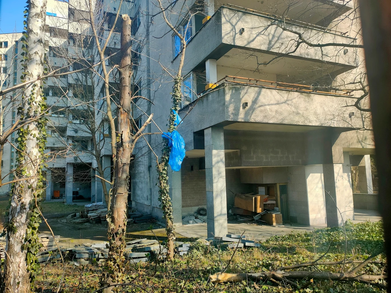 Teren wewnątrz "Szpiegowa" jest zdewastowany i pełen śmieci