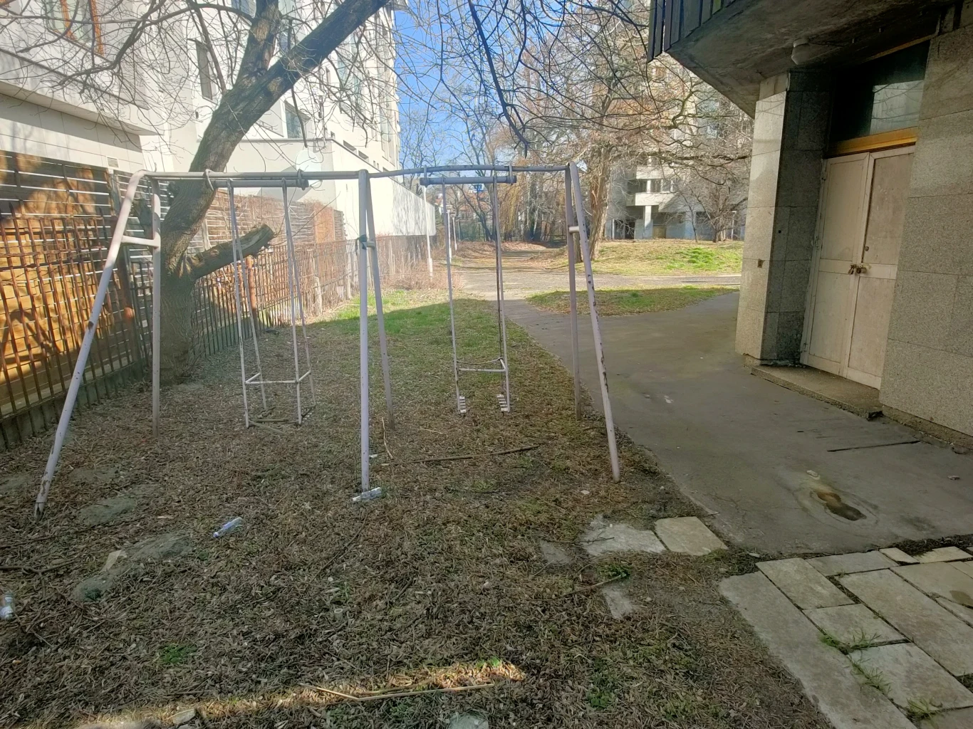 Kiedyś huśtały się na nich dzieci dyplomatów z ZSRR. Teraz huśtawki nie mają nawet siedziska