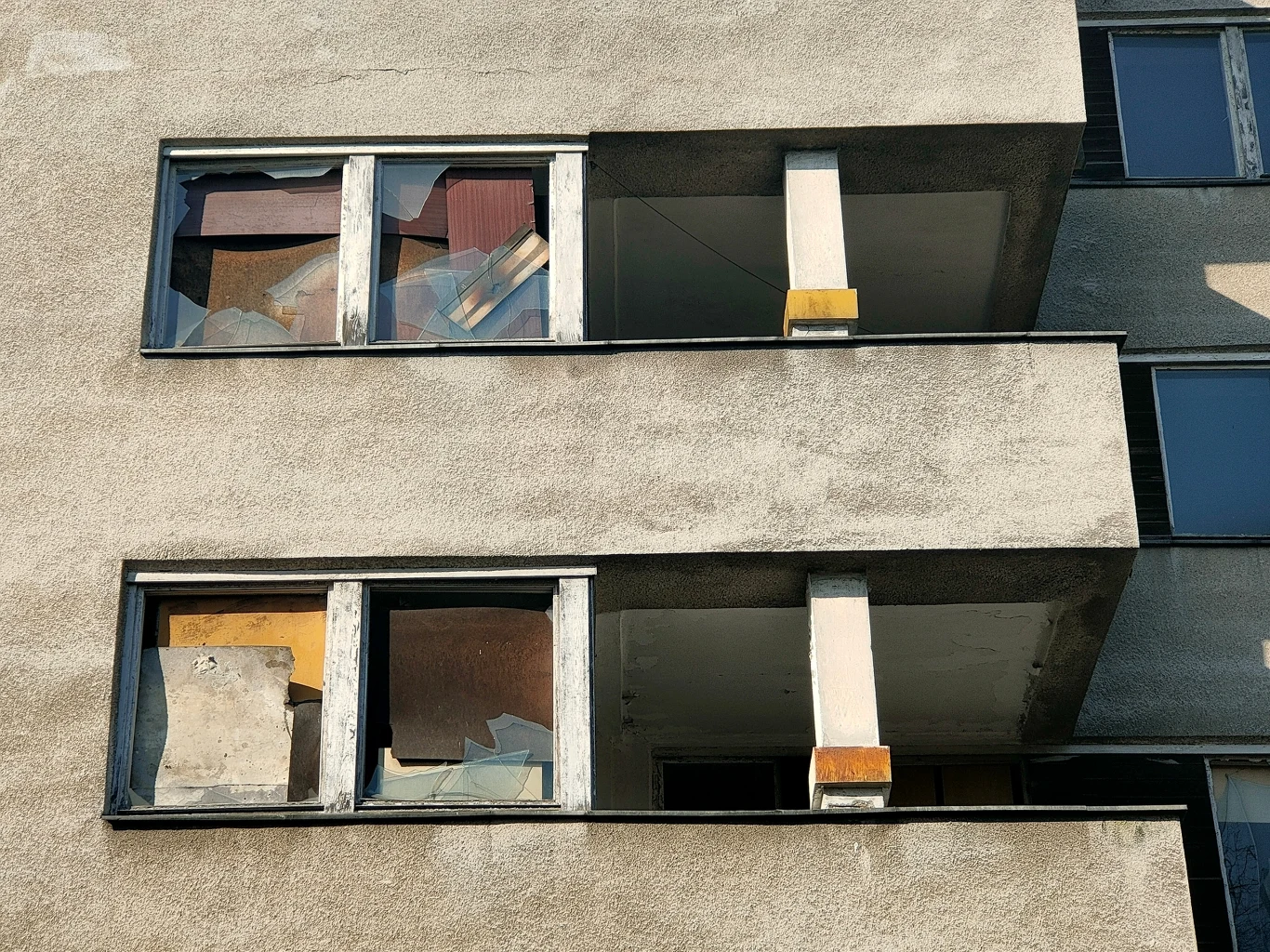 Okna i tarasy straszą przechodniów swoim stanem