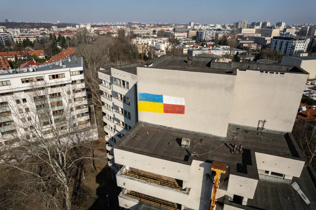 Widok z drona na malunek polskiej i ukraińskiej flagi. Ktoś wykonał go na ścianie budynku przy Sobieskiego 100 Widok z drona na malunek polskiej i ukraińskiej flagi. Ktoś wykonał go na ścianie budynku przy Sobieskiego 100
