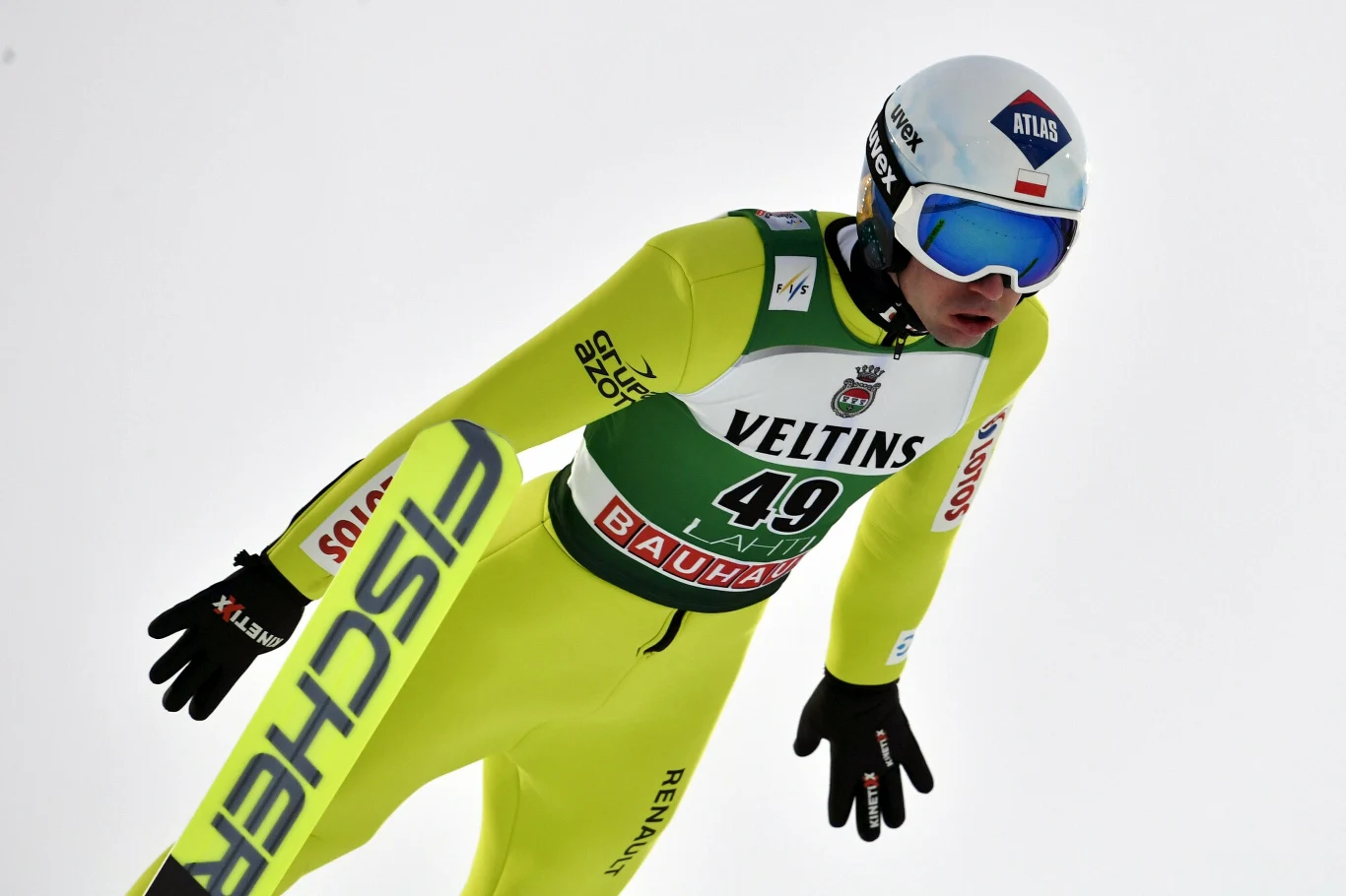 Kamil Stoch. Swego czasu przejął symbolicznie pałeczkę od Adama Małysza i już od naprawdę wielu sezonów – wraz z Kubackim i Żyłą – cieszy swoimi skokami całe rzesze polskich kibiców. Rok 2022 był dla niego słodko-gorzki, pełen zwrotów akcji dotyczących jego wyników i formy. O włos uciekł brązowy medal igrzysk olimpijskich, bo na dużej skoczni w czasie pekińskich zmagań zajął czwarte miejsce. W Pucharze Świata był dopiero 19. Na koniec sezonu 2021/2022, za to w Letnim Grand Prix wywalczył sobie trzecie miejsce w „generalce”. To było 12 miesięcy pełnych paradoksów…