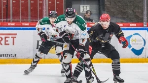 Hokeista GKS-u Tychy Jegor Fieofanow (w środku) i Jewgienij Sołowjow (z prawej) z Comarchu Cracovii 