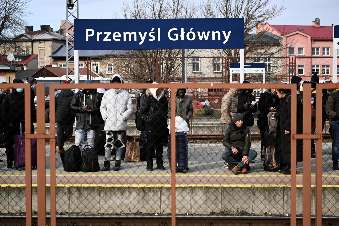 Uchodźcy z Ukrainy oczekujący na pociąg na dworcu głównym w Przemyślu Uchodźcy z Ukrainy oczekujący na pociąg na dworcu głównym w Przemyślu