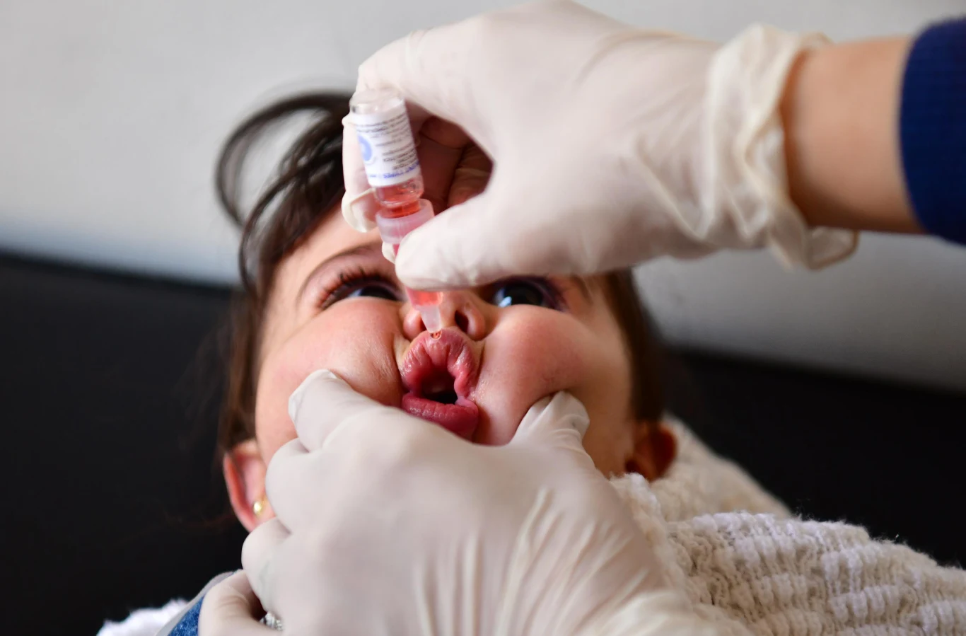 Na zdj. pracownik medyczny podający szczepionkę przeciwko polio w stolicy Syrii - Damaszku