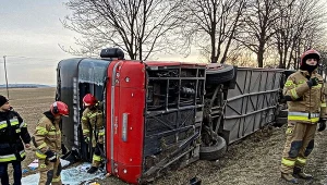 Wypadek autokaru z uchodźcami w okolicach Świdnika (woj. lubelskie)