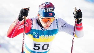 Aron Aakre Rysstad z Norwegii w niebiesko-żółtym plastronie. 