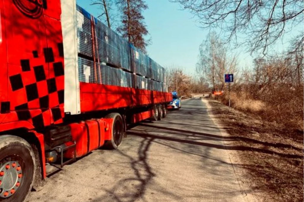 Prowadzący 40-tonowy zestaw pojazdów przejechał przez drewniany most, bo tak prowadziła go nawigacja 