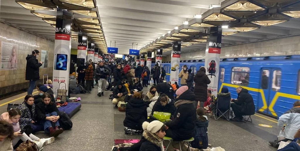 Ludzie chowają się w metrze w Kijowie przed kolejnymi nalotami