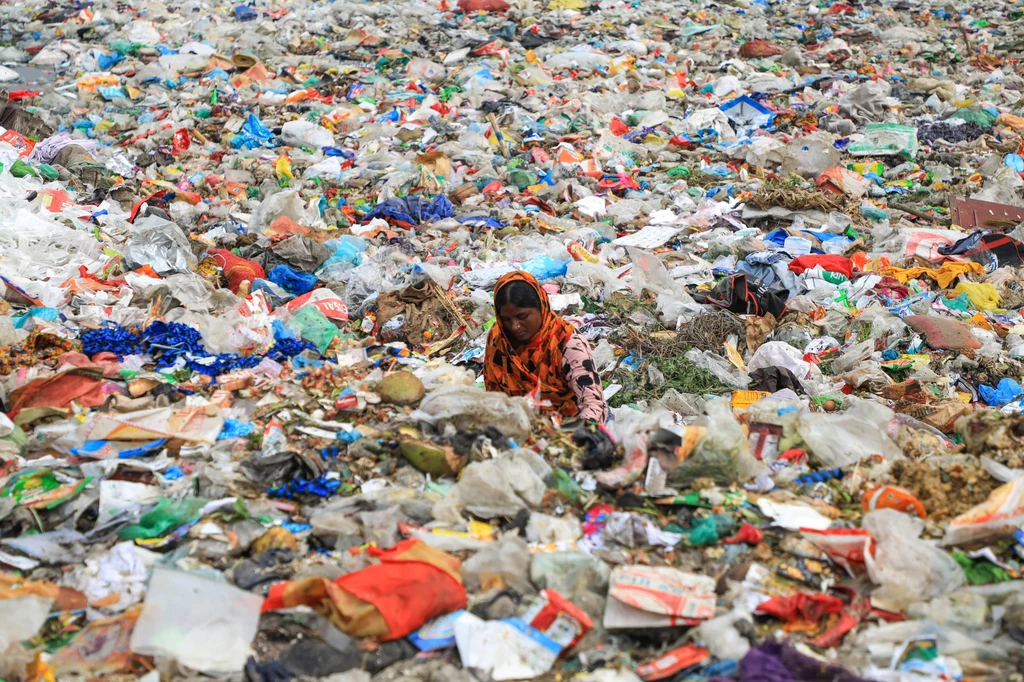 Plastikowe śmieci to ogromny problem dla całego świata. ONZ zatwierdziło prace nad porozumieniem, które ma pomóc w walce z zanieczyszczeniami środowiska