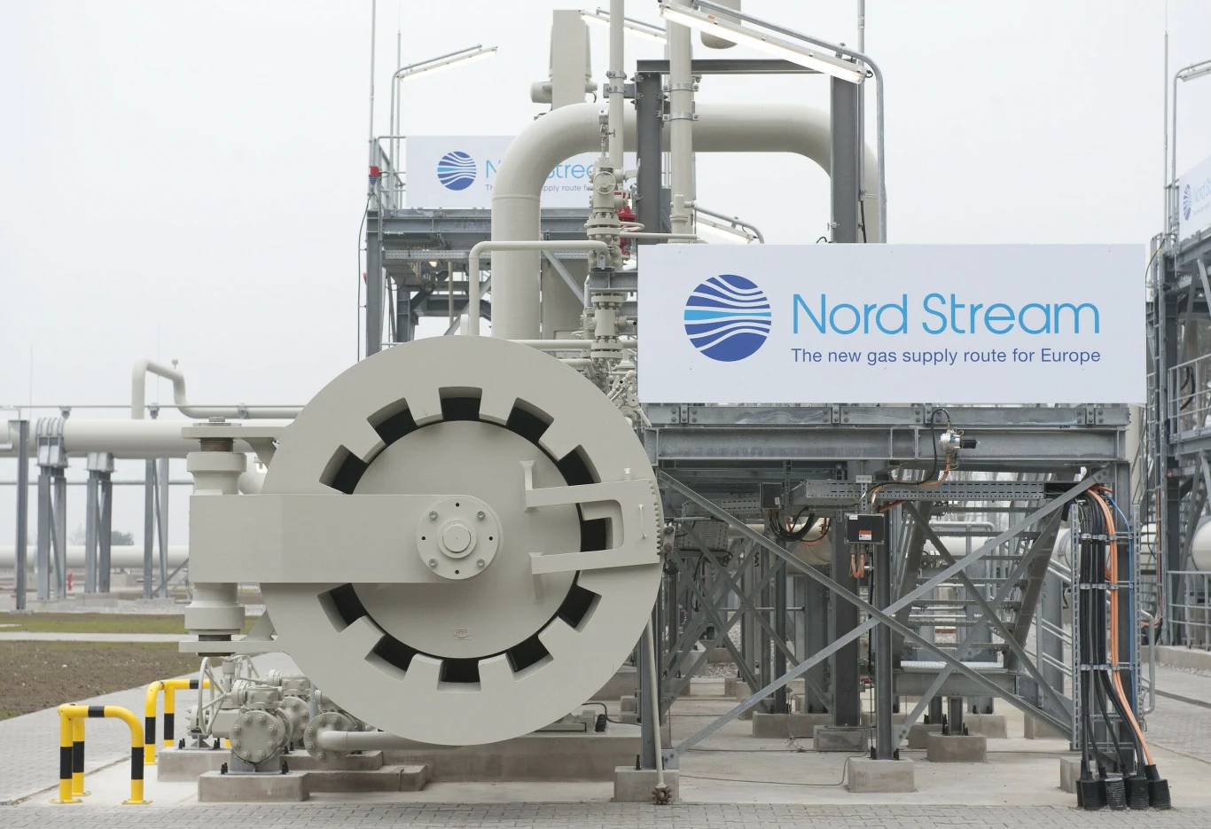 Koniec gazociągu Nord Stream 1, transportującego gaz z Rosji do Niemiec przez Bałtyk, po stronie niemieckiej w Lubminie. Koniec gazociągu Nord Stream 1, transportującego gaz z Rosji do Niemiec przez Bałtyk, po stronie niemieckiej w Lubminie.
