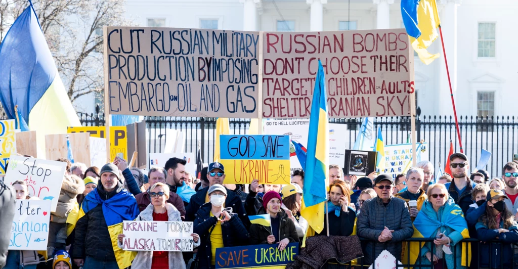 Protest w Waszyngtonie (USA) przeciwko rosyjskiej inwazji na Ukrainę. Jedna z protestujących osób trzyma baner z napisem "Zatrzymajcie finansowanie rosyjskich zbrojeń poprzez embargo na rosyjską ropę i gaz".
