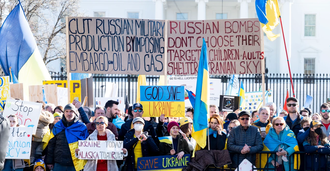 Protest w Waszyngtonie (USA) przeciwko rosyjskiej inwazji na Ukrainę. Jedna z protestujących osób trzyma baner z napisem "Zatrzymajcie finansowanie rosyjskich zbrojeń poprzez embargo na rosyjską ropę i gaz". Protest w Waszyngtonie (USA) przeciwko rosyjskiej inwazji na Ukrainę. Jedna z protestujących osób trzyma baner z napisem "Zatrzymajcie finansowanie rosyjskich zbrojeń poprzez embargo na rosyjską ropę i gaz".