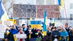 Protest w Waszyngtonie (USA) przeciwko rosyjskiej inwazji na Ukrainę. Jedna z protestujących osób trzyma baner z napisem "Zatrzymajcie finansowanie rosyjskich zbrojeń poprzez embargo na rosyjską ropę i gaz".