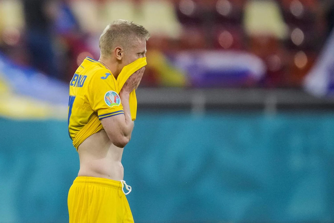 Ukraina poprosiła FIFA o przełożenie meczu barażowego ze Szkocją. Na zdjęciu reprezentant Ukrainy - Ołeksandr Zinczenko