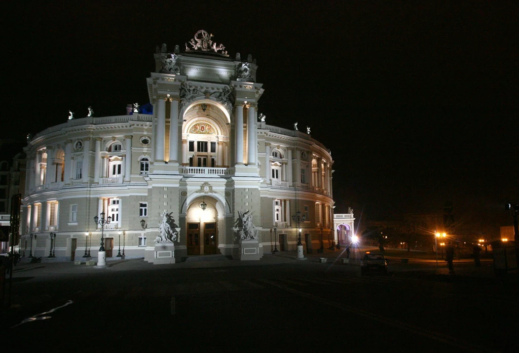 Budynek Teatru Opery i Baletu niezmienni zachwyca także miłośników architektury