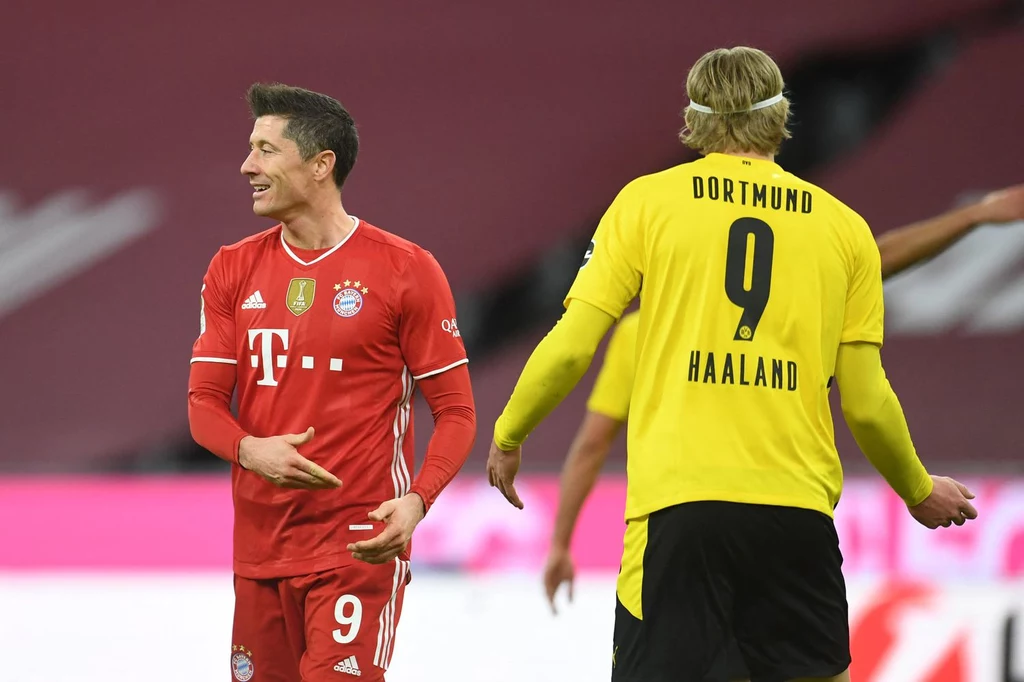 Robert Lewandowski i Erling Haaland podczas meczu Bayernu z Borussią Dortmund Robert Lewandowski i Erling Haaland podczas meczu Bayernu z Borussią Dortmund