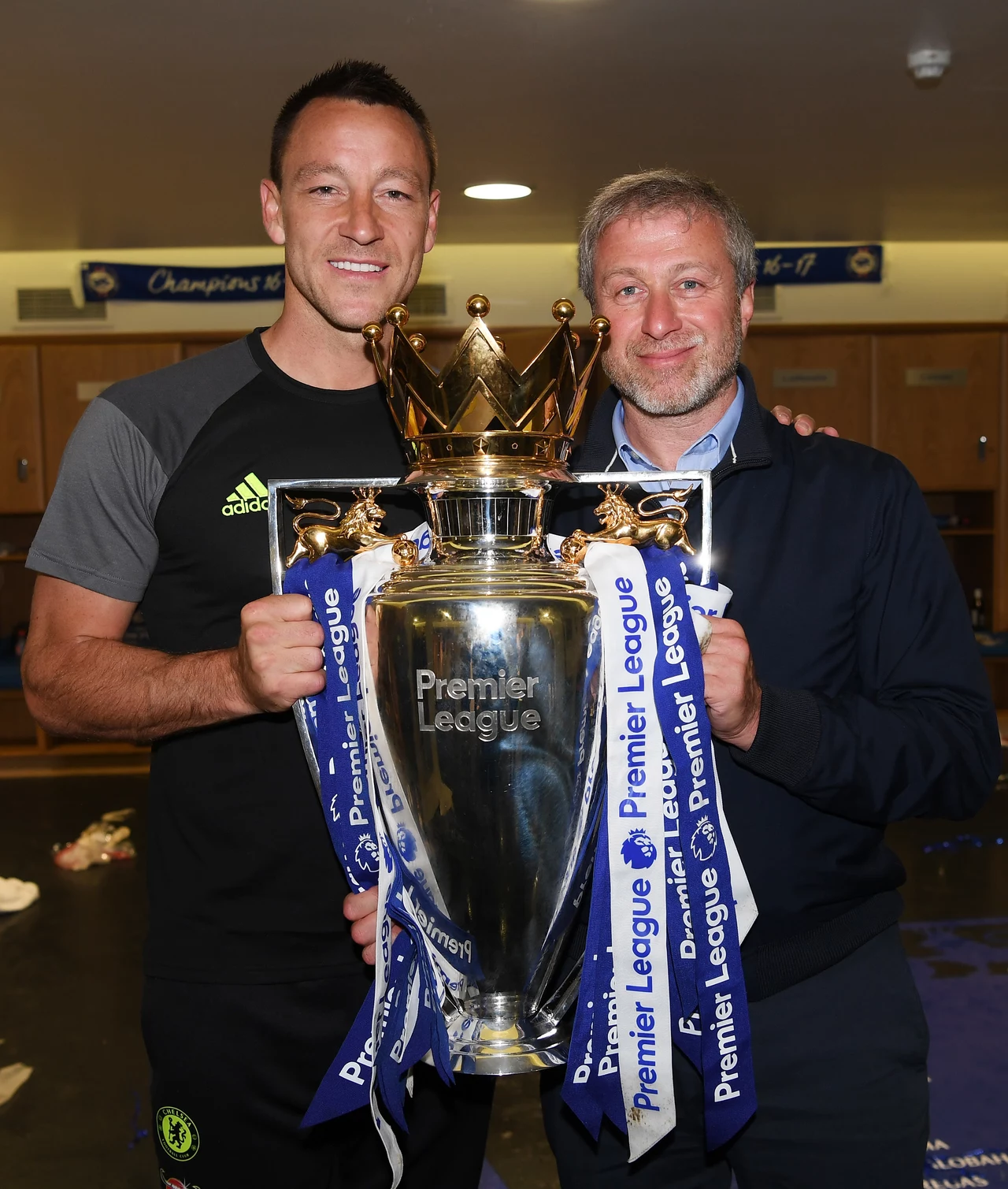 John Terry i Roman Abramowicz z trofeum, 2017 rok John Terry i Roman Abramowicz z trofeum, 2017 rok