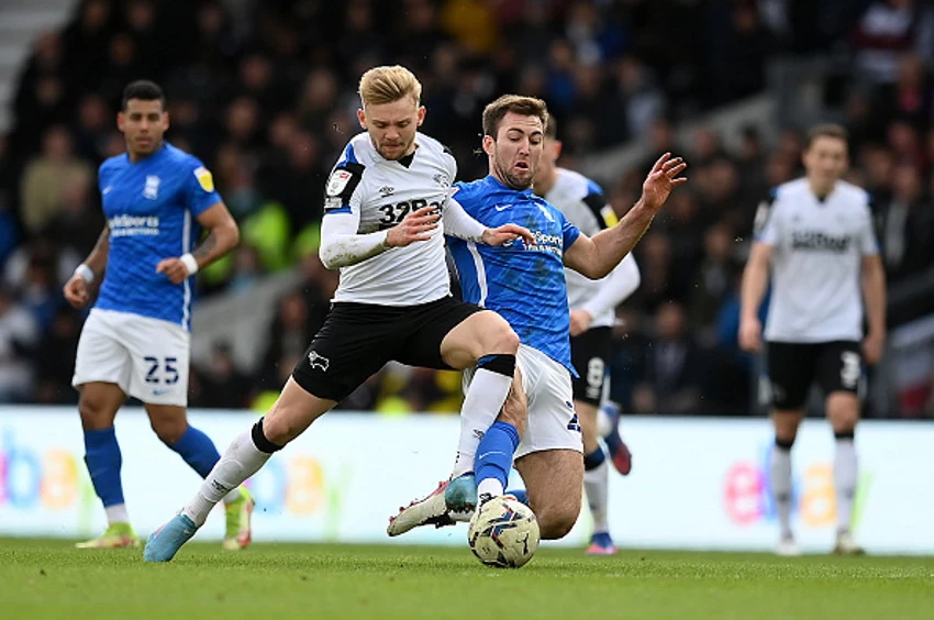 Kamil Jóźwiak (w białej koszulce) w barwach Derby County Kamil Jóźwiak (w białej koszulce) w barwach Derby County