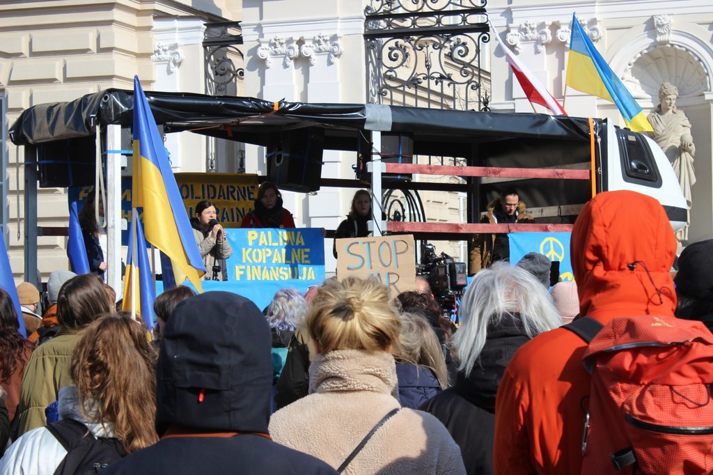 Protest "Nigdy więcej wojny" przeciwko agresji Rosji na Ukrainę zorganizowany przez aktywistyczne grupy klimatyczne. Warszawa, 03.03.2022 r.