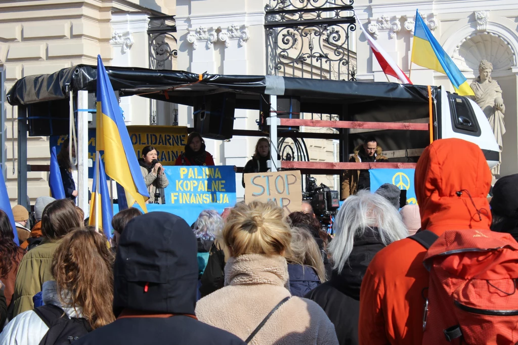 Protest "Nigdy więcej wojny" przeciwko agresji Rosji na Ukrainę zorganizowany przez aktywistyczne grupy klimatyczne. Warszawa, 03.03.2022 r.