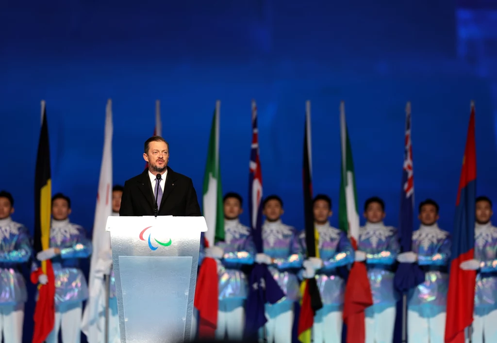 Zimowe Igrzyska Paraolimpijskie Pekin 2022. Andrew Parsons w trakcie swojej przemowy otwierającej zawody Zimowe Igrzyska Paraolimpijskie Pekin 2022. Andrew Parsons w trakcie swojej przemowy otwierającej zawody