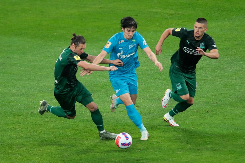 Grzegorz Krychowiak (pierwszy z lewej) w meczu FK Krasnodar - Zenit St. Petersburg Grzegorz Krychowiak (pierwszy z lewej) w meczu FK Krasnodar - Zenit St. Petersburg