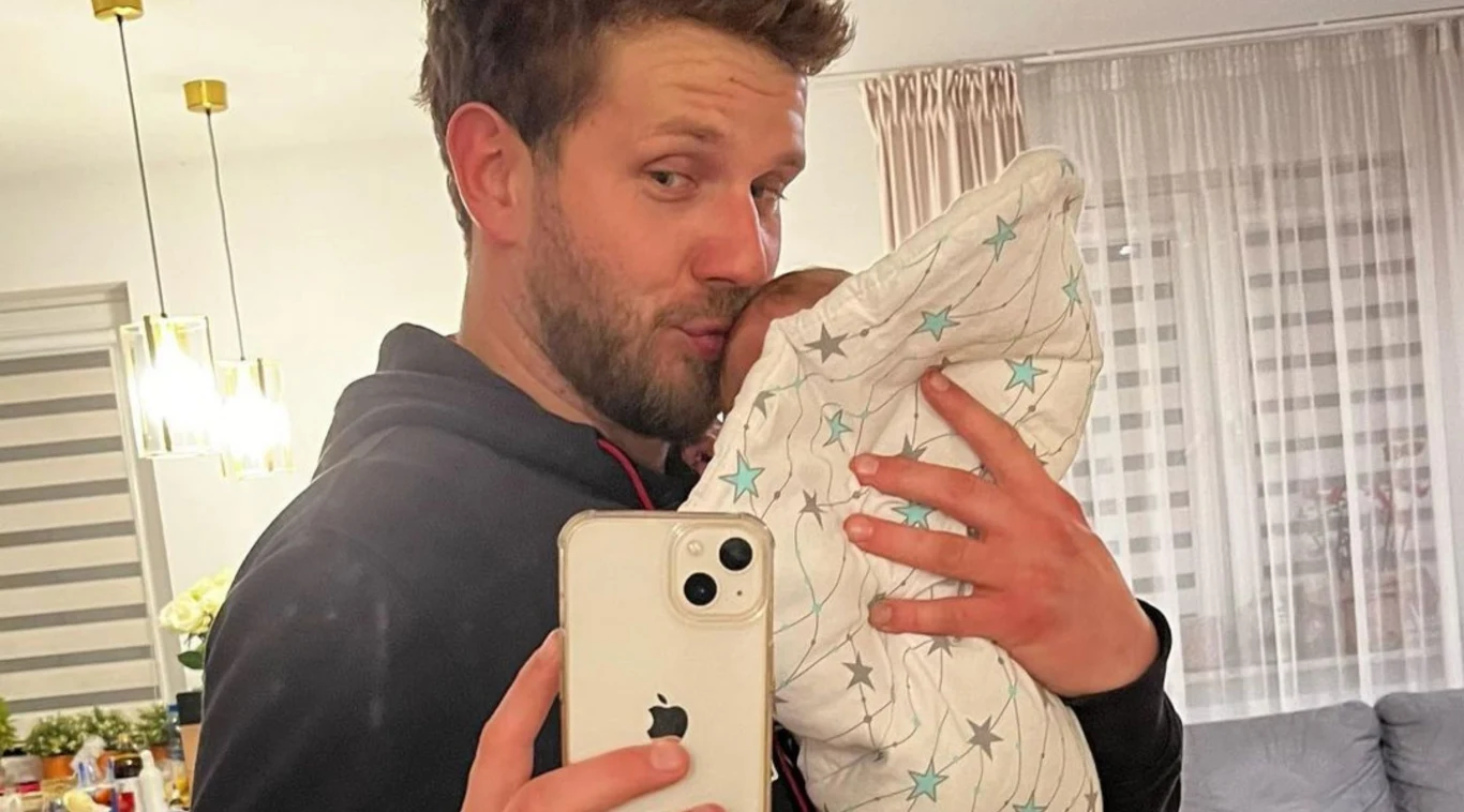 Antoni Królikowski pochwalił się nowym zdjęciem z synem Antoni Królikowski pochwalił się nowym zdjęciem z synem