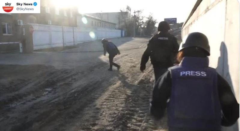Ekipa Sky News ucieka przed ostrzałem rosyjskich żołnierzy Ekipa Sky News ucieka przed ostrzałem rosyjskich żołnierzy