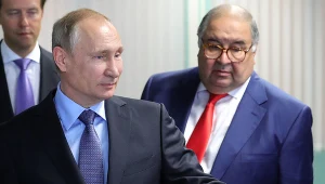 Aliszer Usmanow (P) jest określany przez UE jako "przyjazny Kremlowi oligarcha, który pielęgnuje szczególnie bliskie związki z prezydentem Rosji Władimirem Putinem"