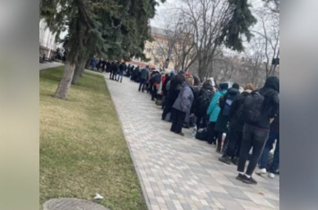 Mieszkańcy Mariupola w kolejce do ewakuacji