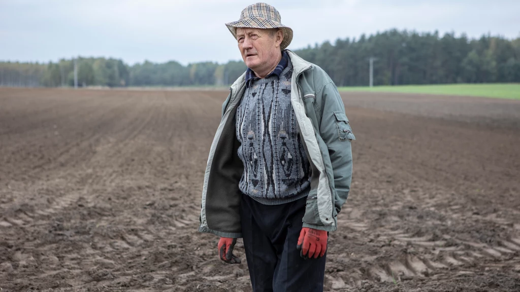 Gienek wyjasnia jak wygląda ręczny siew żyta