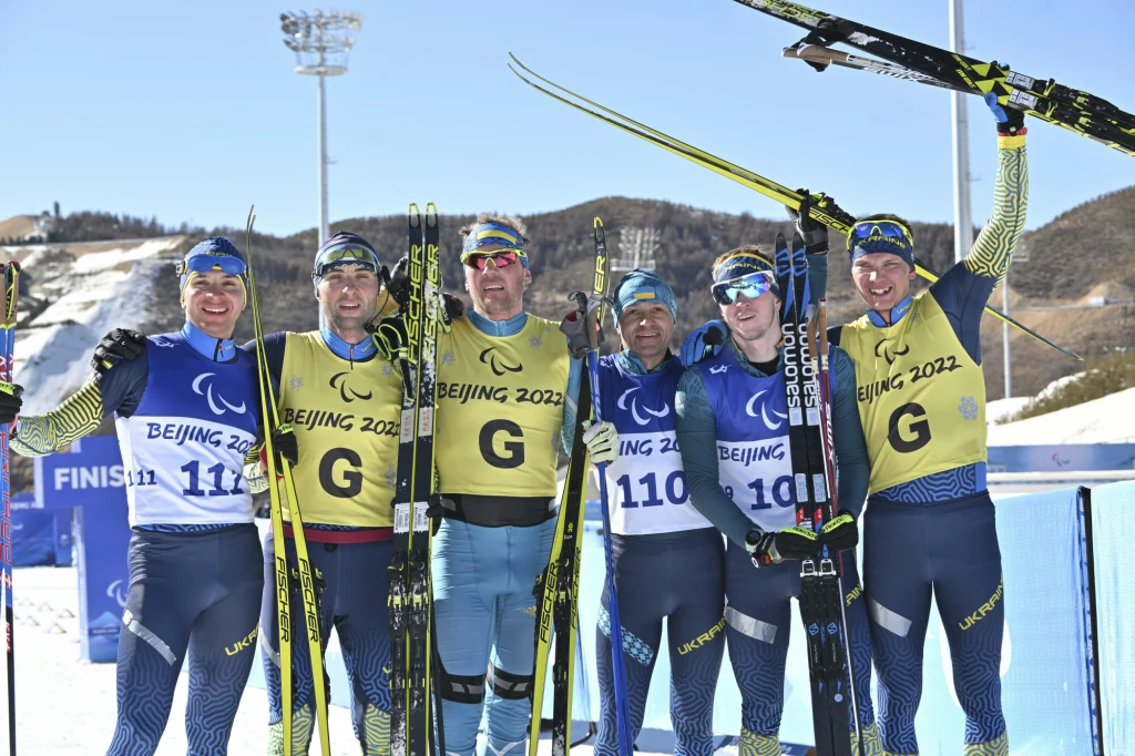 Zimowe Igrzyska Paraolimpijskie Pekin 2022. Ukraińscy biathloniści, zdobywcy trzech medali w jednej konkurencji, wraz z przewodnikami Zimowe Igrzyska Paraolimpijskie Pekin 2022. Ukraińscy biathloniści, zdobywcy trzech medali w jednej konkurencji, wraz z przewodnikami