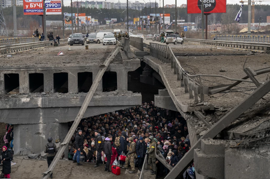 Mieszkańcy Irpienia skryli się pod zniszczonym mostem podczas bombardowania miasta. Czekali na ewakuację Mieszkańcy Irpienia skryli się pod zniszczonym mostem podczas bombardowania miasta. Czekali na ewakuację