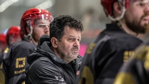 Rudolf Rohaczek z hokeistami Comarchu Cracovii