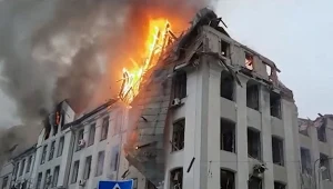 Płonący budynek siedziby policji i służby bezpieczeństwa w Charkowie