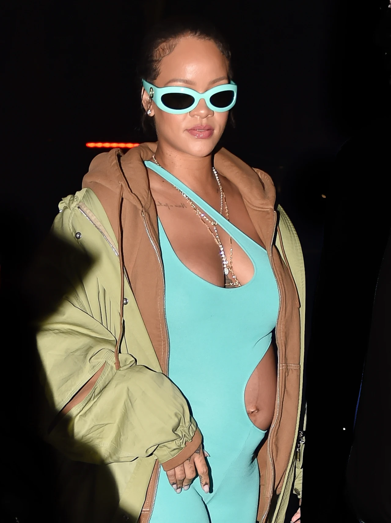 Rihanna eksponuje ciążowy brzuszek