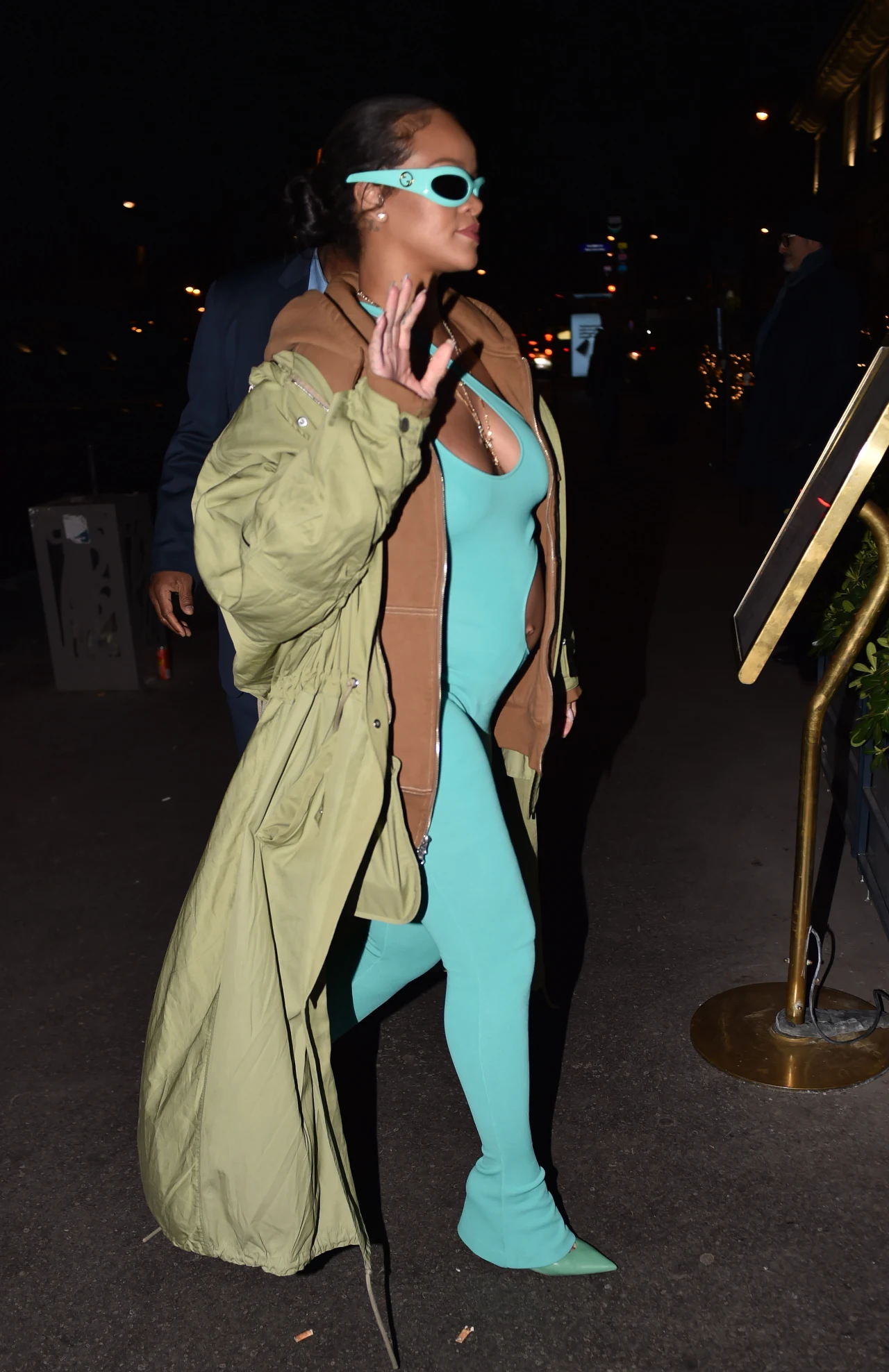 Rihanna eksponuje ciążowy brzuszek
