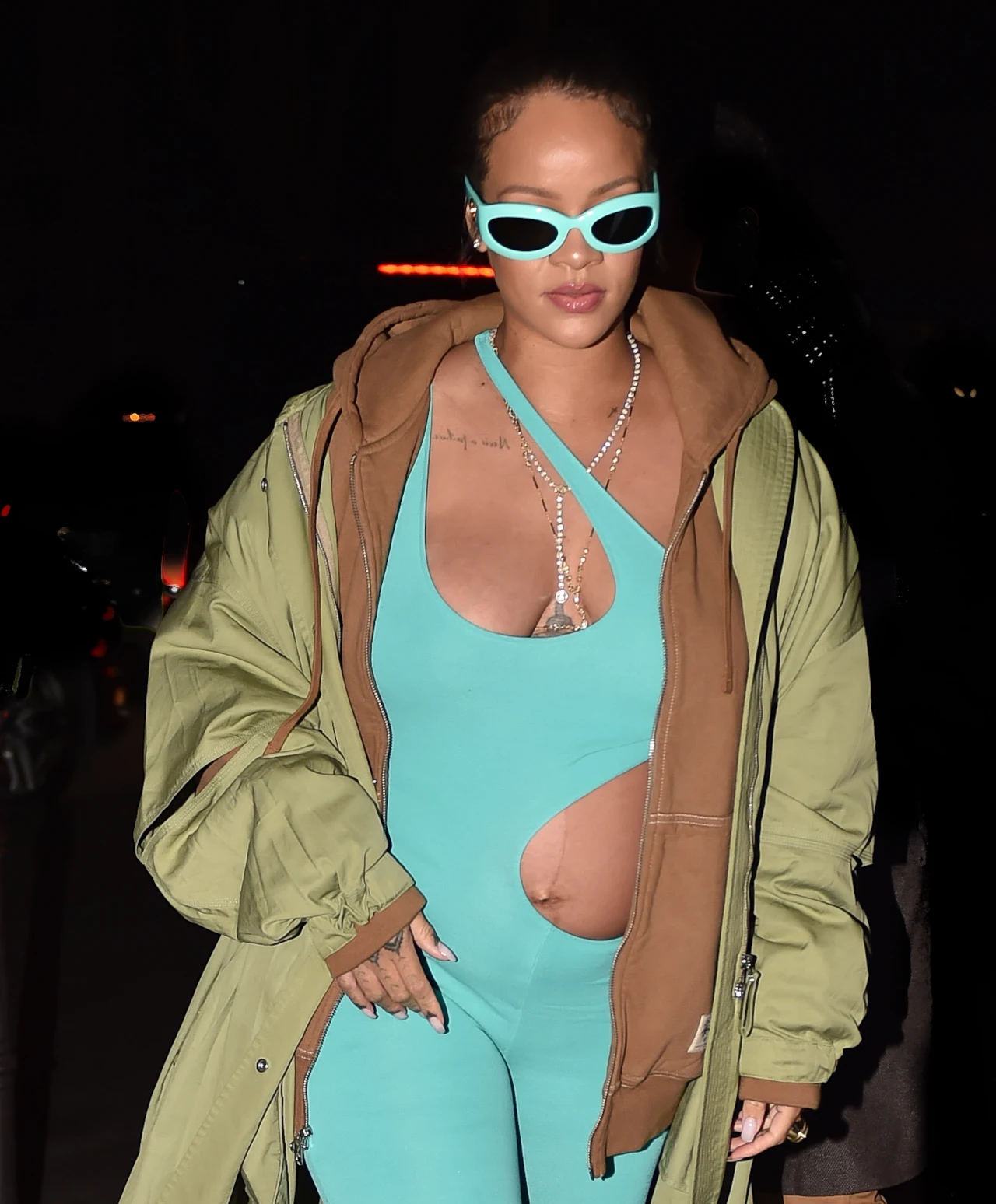 Rihanna eksponuje ciążowy brzuszek. Hit czy kit?