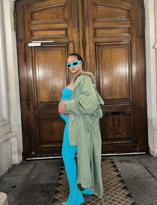 Ciężarna Rihanna w nietypowej stylizacji Ciężarna Rihanna w nietypowej stylizacji