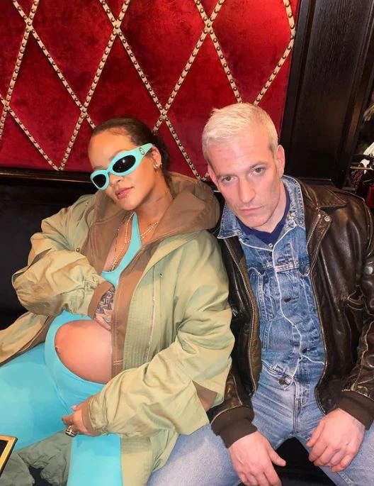 Ciężarna Rihanna w nietypowej stylizacji