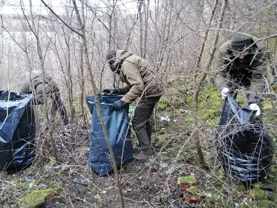 Leśnicy sprzątający brzeg Wisły podczas Wiślanej Odysei.