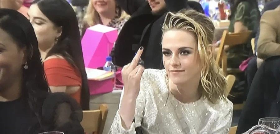 Independent Spirit Awards 2022: Kristen Stewart "pozdrawia" prezydenta Rosji