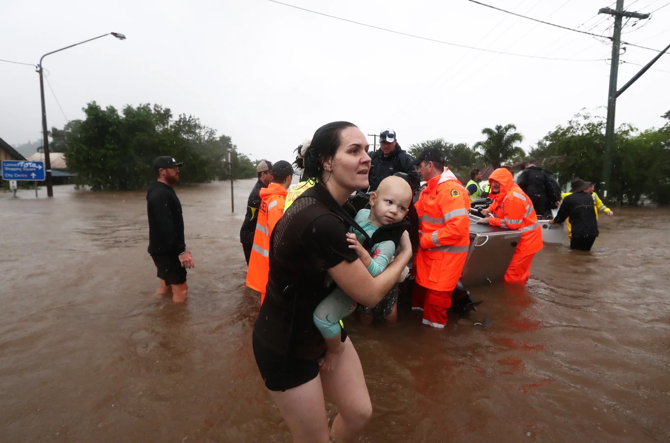 Gwałtowne opady sparaliżowały Australię. Nie żyje 17 osób Gwałtowne opady sparaliżowały Australię. Nie żyje 17 osób