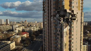 Kijów; wyrwa w bloku po uderzeniu rosyjskiego pocisku