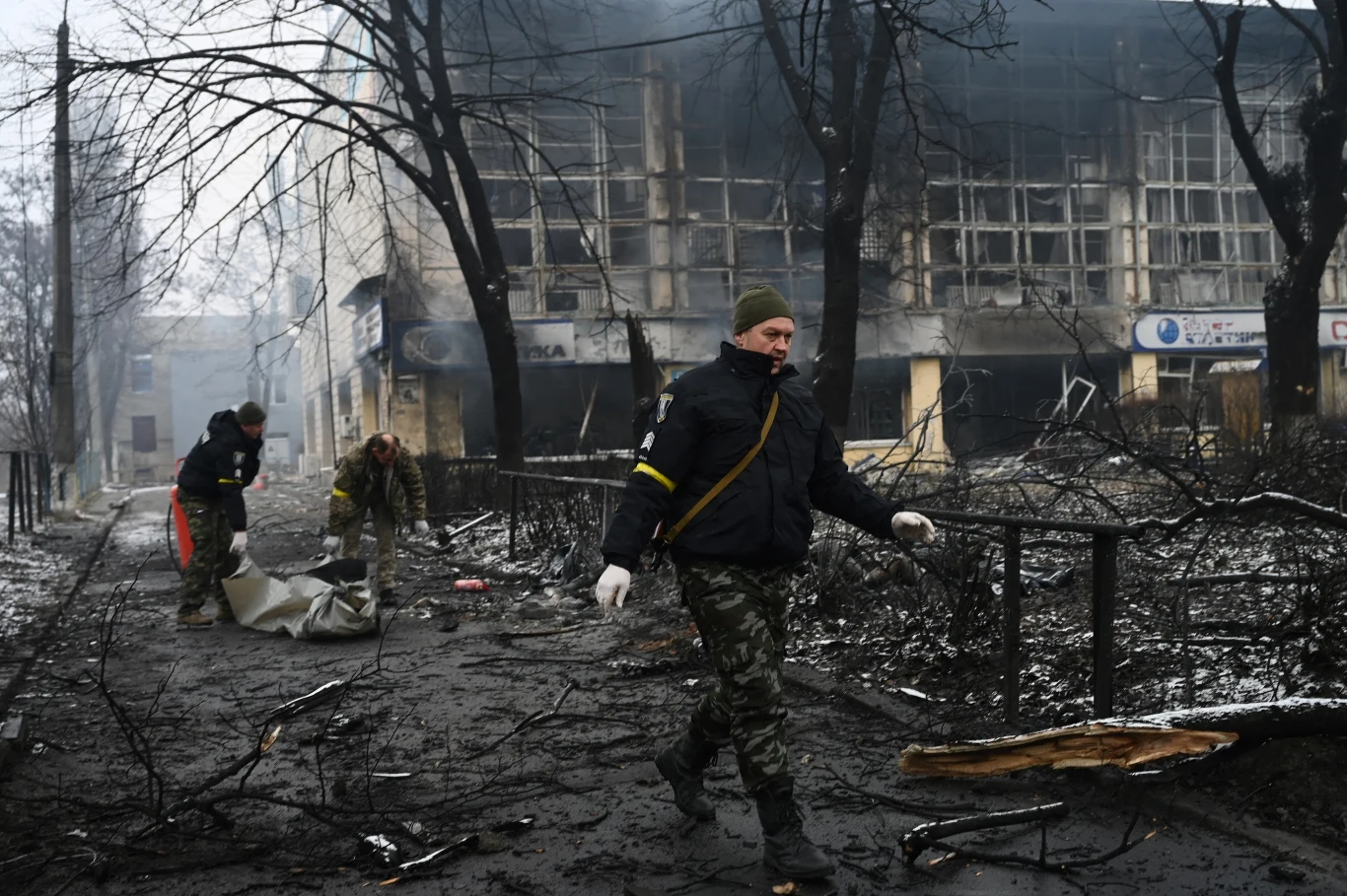 Kijów. Policjanci usuwają z ulicy ciała zabitych po ataku na wieżę telewizyjną Kijów. Policjanci usuwają z ulicy ciała zabitych po ataku na wieżę telewizyjną